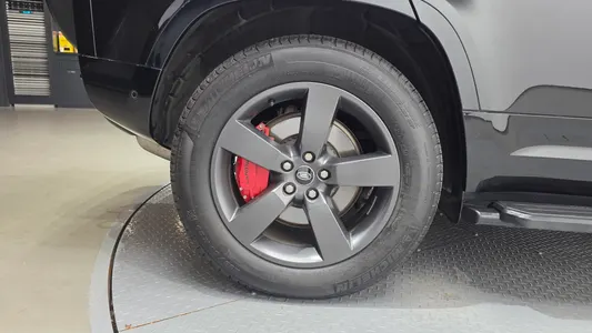 Land Rover (L663) 110 D300 X- HSE 2024 5