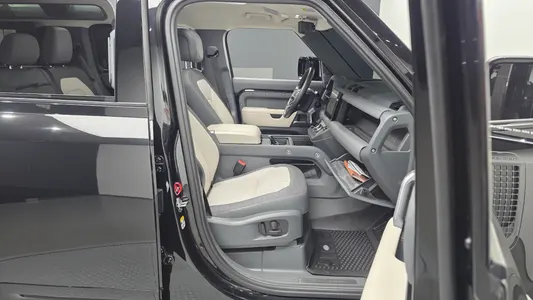 Land Rover (L663) 110 D300 X- HSE 2024 11