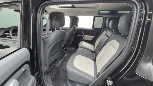 Land Rover (L663) 110 D300 X- HSE 2024 26