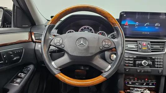 Mercedes-Benz E-Class W212 E350 4MATIC 2011 13