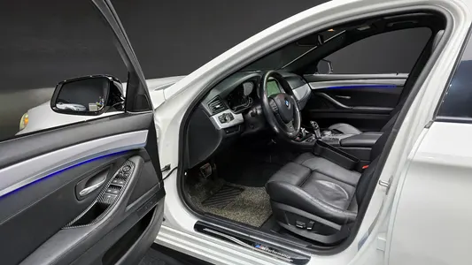 BMW 5 Series (F10) 520d M 2013 11