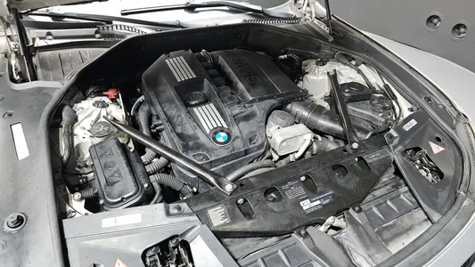 BMW 7 Series (F01) 740Li 2011 6