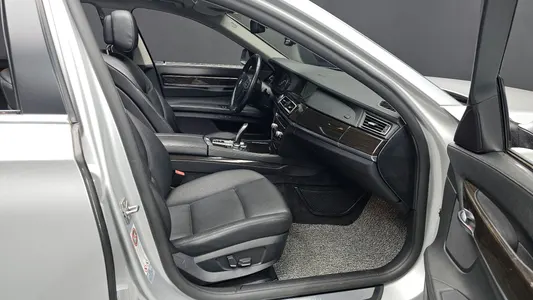 BMW 7 Series (F01) 740Li 2011 11
