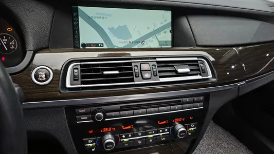 BMW 7 Series (F01) 740Li 2011 14