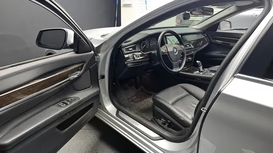 BMW 7 Series (F01) 740Li 2011 10