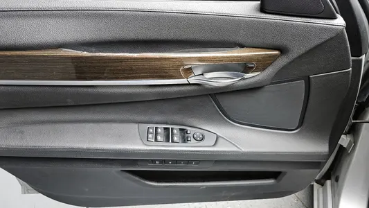 BMW 7 Series (F01) 740Li 2011 17