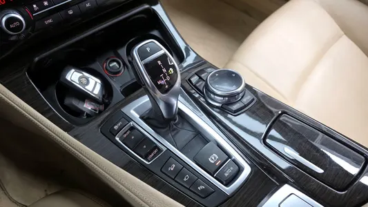 BMW 5 Series (F10) 528i xDrive 2014 9