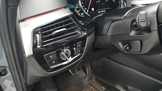 BMW 5 Series (G30) 520d M 2017 28