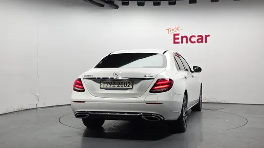 Mercedes-Benz E-Class W213 E300e 4MATIC 2020 4