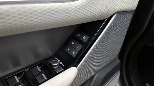 Land Rover 레인지로버 벨라 3.0 D300 R- SE 2017 30