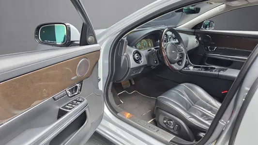 Jaguar All New XJ 3.0D SWB 2018 10