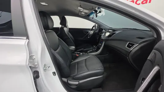 Hyundai 아반떼 1.6 GDi 2015 10