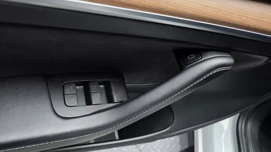 Tesla 3 AWD 2021 32