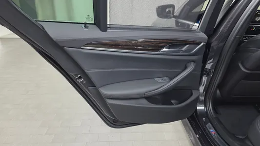 BMW 5 Series (G30) 520i M 2022 25