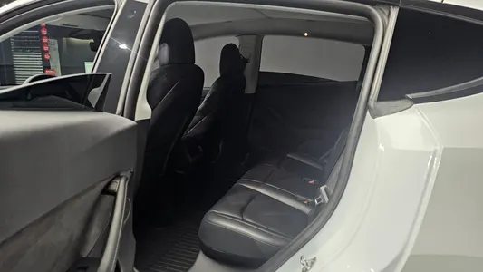 Tesla Y AWD 2022 27