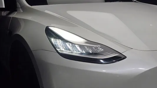Tesla Y AWD 2022 23