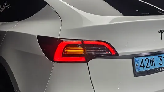 Tesla Y AWD 2022 24