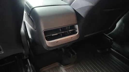 Tesla Y AWD 2022 37