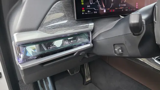 BMW 7 Series (G70) 740i sDrive M 2023 28