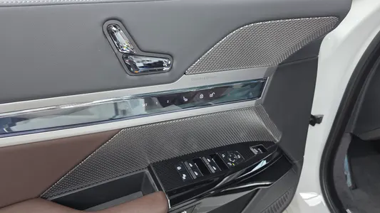 BMW 7 Series (G70) 740i sDrive M 2023 30