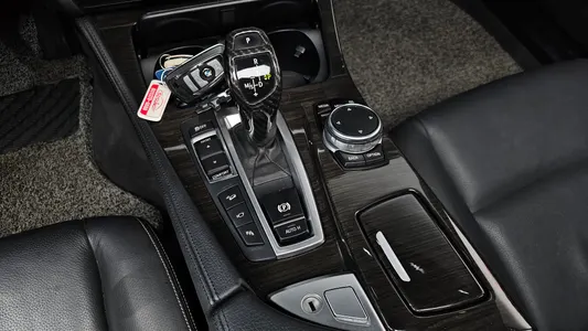 BMW 5 Series (F10) 528i xDrive 2014 9