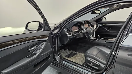 BMW 5 Series (F10) 528i xDrive 2014 10