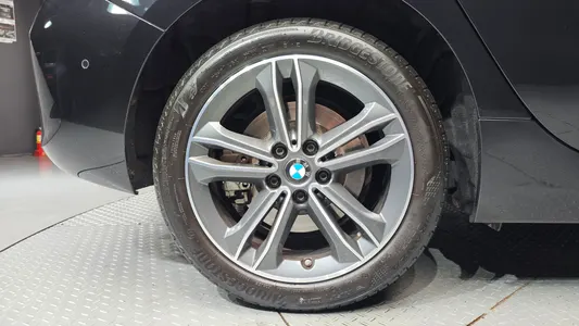 BMW 1 Series (F40) 120i 2023 5