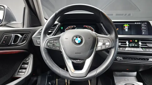 BMW 1 Series (F40) 120i 2023 13