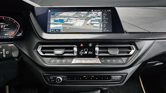 BMW 1 Series (F40) 120i 2023 14