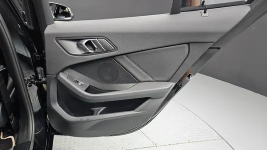 BMW 1 Series (F40) 120i 2023 25