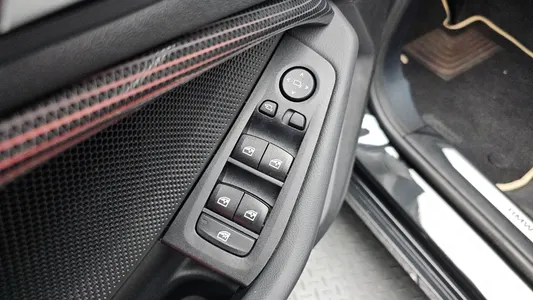 BMW 1 Series (F40) 120i 2023 32