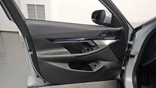 BMW 5 Series (G60) 520i 2024 24