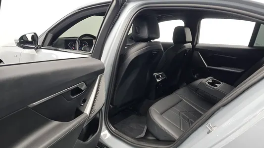 BMW 5 Series (G60) 520i 2024 26