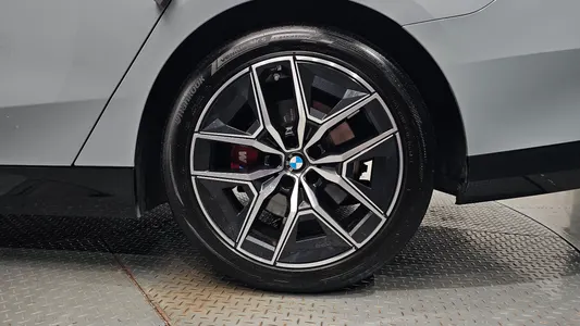 BMW 5 Series (G60) 520i 2024 21