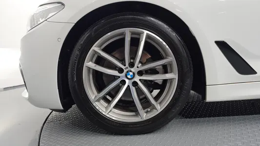 BMW 5 Series (G30) 520d M 2017 4