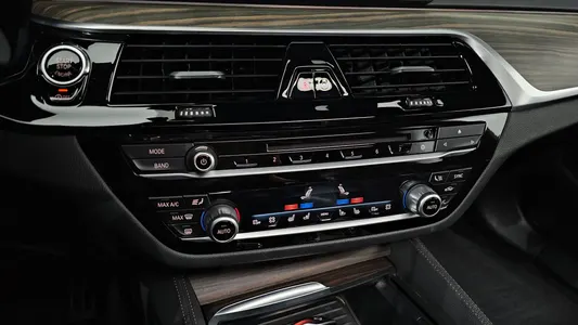 BMW 5 Series (G30) 520d M 2017 32
