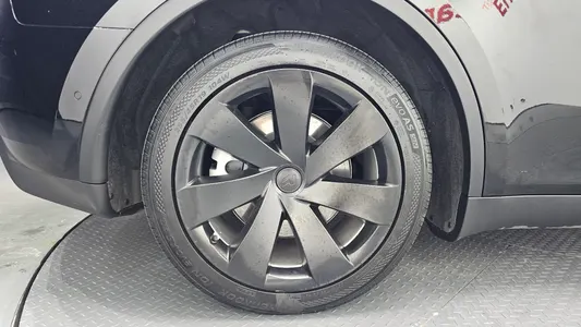 Tesla Y AWD 2021 5