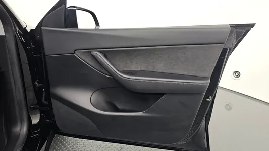 Tesla Y AWD 2021 25