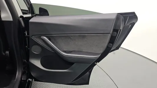 Tesla Y AWD 2021 26