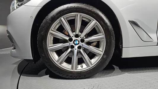 BMW 5 Series (G30) 520i 2019 5