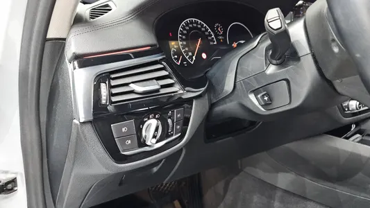 BMW 5 Series (G30) 520i 2019 18