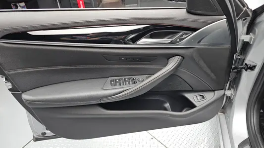 BMW 5 Series (G30) 520i 2019 24