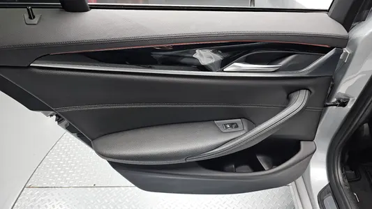 BMW 5 Series (G30) 520i 2019 25
