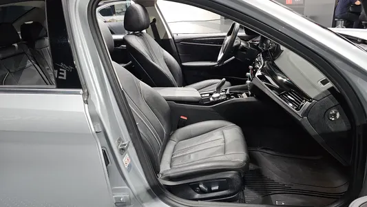 BMW 5 Series (G30) 520i 2019 26