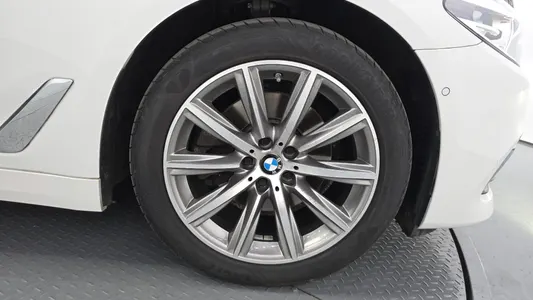 BMW 5 Series (G30) 520i 2019 4