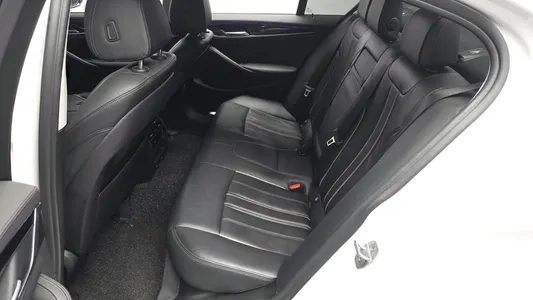 BMW 5 Series (G30) 520i 2019 11