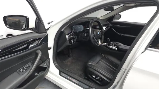BMW 5 Series (G30) 520i 2019 9