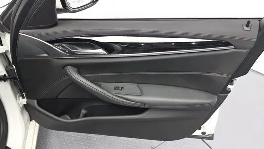 BMW 5 Series (G30) 520i 2019 24