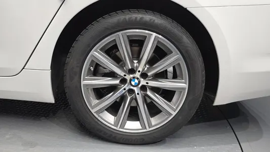 BMW 5 Series (G30) 520i 2019 21