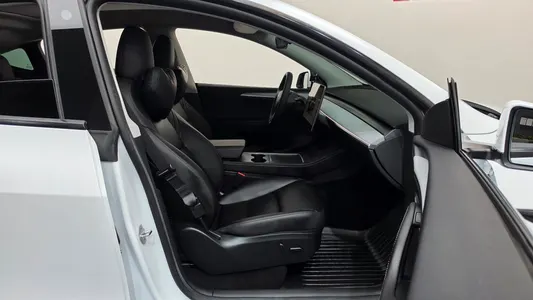 Tesla Y RWD 2023 11